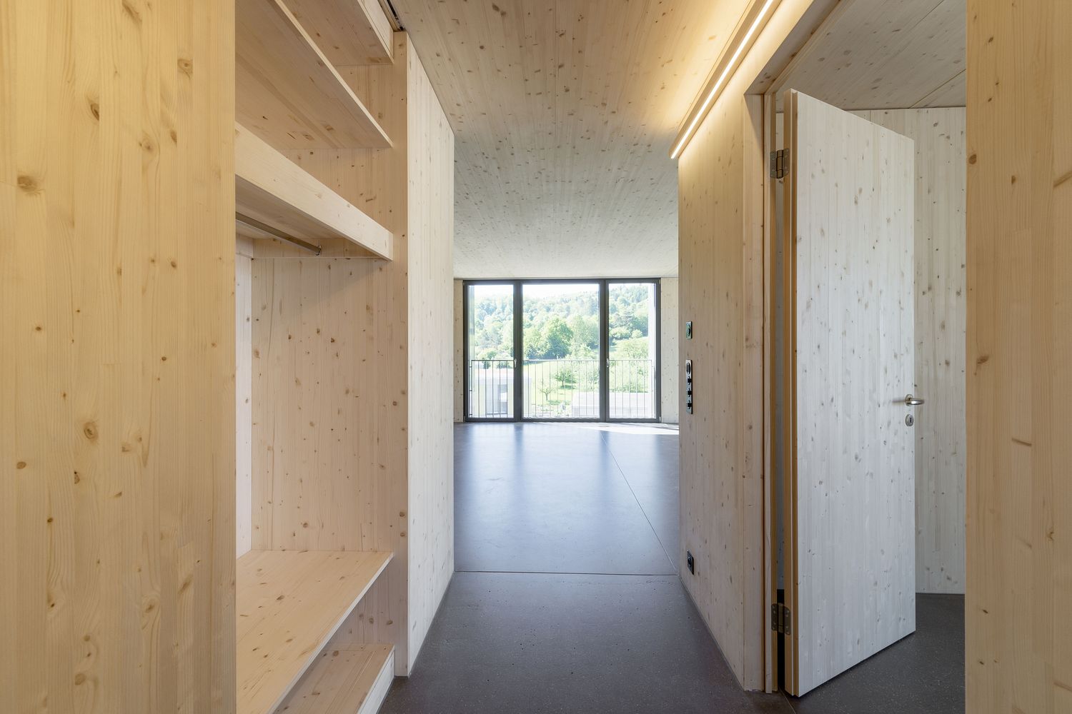 Neue Attikawohnung in Holzbauweise, Korridor