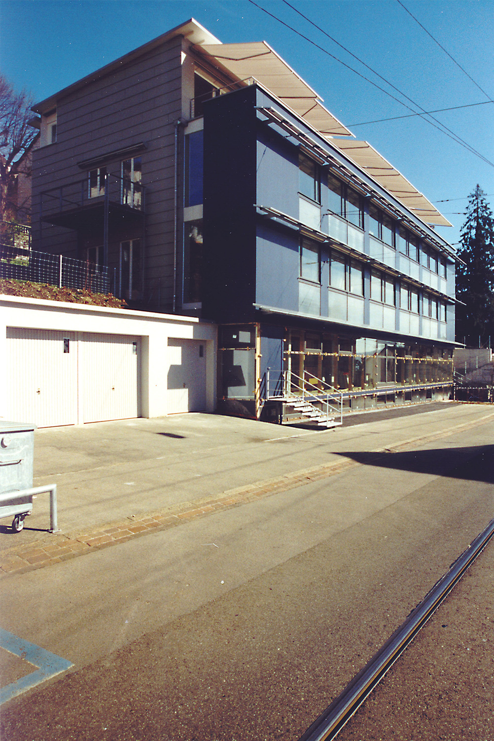 Wohn- Gewerbehaus Umbau Höngg, Photovoltaik und Solaranlage in Fassade